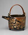 高台寺蒔絵-Sake Ewer (Hisage) with Chrysanthemums and Paulownia Crests in Alternating Fields